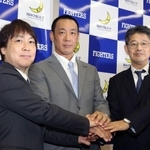 関学大アメリカンフットボール部の新監督に就任する大村和輝アシスタントヘッドコーチ（中央）。左は池埜聡部長、右は小野宏ディレクター＝西宮市上ケ原一番町、同大西宮上ケ原キャンパス（撮影・辰巳直之）