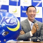 関学大アメリカンフットボール部の新監督就任会見で笑顔を見せる大村和輝アシスタントヘッドコーチ＝西宮市上ケ原一番町、同大西宮上ケ原キャンパス（撮影・辰巳直之）