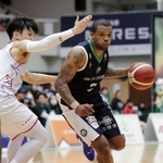 西宮-熊本　第４クオーター、攻める西宮・バーンズ（右）（Ｃ）B.LEAGUE