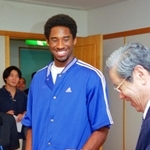 笹山幸俊市長にサイン入りのバスケットボールシューズをプレゼントするコービー・ブライアント選手＝１９９８年８月２６日、神戸市役所