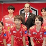 今季の飛躍を誓うＩＮＡＣ神戸のゲルト・エンゲルス新監督（後列中央）や、田中美南（前列中央）ら新加入選手＝大阪市中央区（撮影・鈴木雅之）