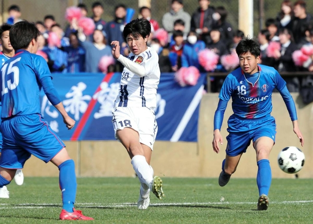 神戸弘陵-蒼開　後半、神戸弘陵の徳弘（中央）がゴールを決め３-０と蒼開を突き放す＝洲本市五色町烏飼浦、アスパ五色（撮影・斎藤雅志）