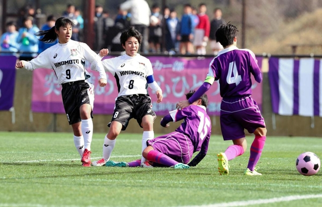 日ノ本-播磨　前半、日ノ本の山田（左から２人目）がシュートを決め２-０と播磨を突き放す＝洲本市五色町烏飼浦、アスパ五色（撮影・斎藤雅志）