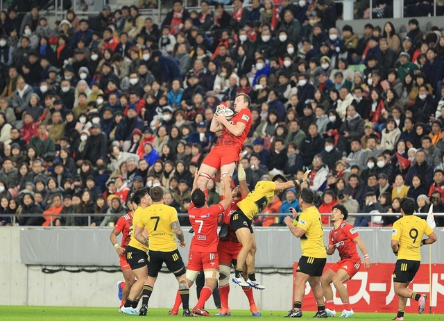 満員のスタンドを背に熱戦を繰り広げる神戸製鋼とサントリーの選手ら＝１月２６日、神戸市兵庫区、ノエビアスタジアム神戸