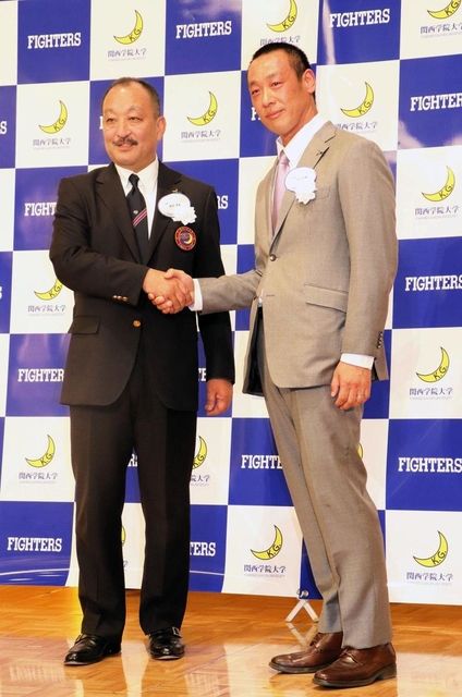 鳥内秀晃前監督（左）からエールを受ける大村和輝新監督＝大阪市北区