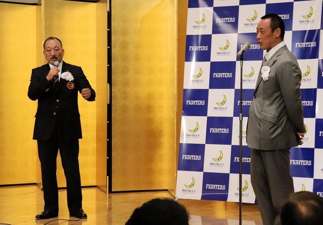 鳥内秀晃前監督（左）からエールを受ける大村和輝新監督＝大阪市北区