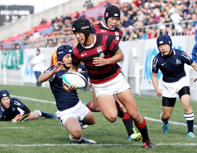報徳-山形中央　前半、報徳のＷＴＢ河野（中央）がトライを決める＝大阪府東大阪市、花園ラグビー場（撮影・吉田敦史）
