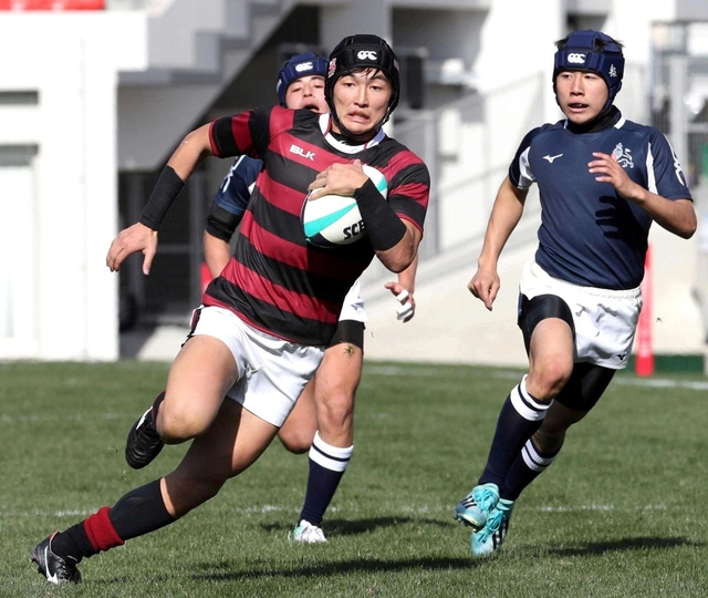 報徳-山形中央　前半、８０メートルを独走する報徳のＦＢ山田（中央手前）＝大阪府東大阪市、花園ラグビー場（撮影・吉田敦史）