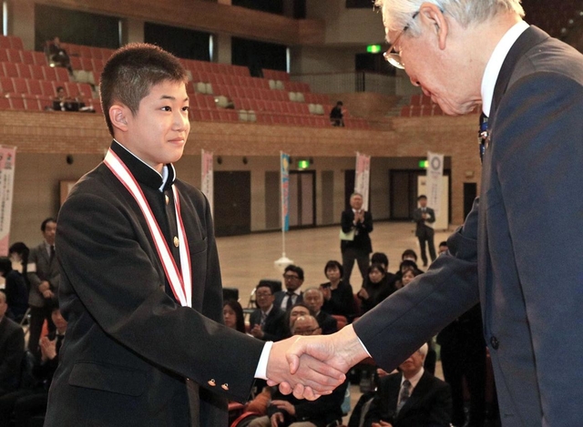 受賞者を代表して井戸敏三知事（右）からメダルを贈られた水泳飛び込みの玉井陸斗＝１３日午後、神戸市長田区、神戸常盤アリーナ（撮影・鈴木雅之）