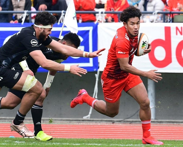 神戸製鋼-リコー　後半、タックルをかわし引き離す神戸製鋼の山中亮平（右）＝ユニバー記念競技場（撮影・秋山亮太）