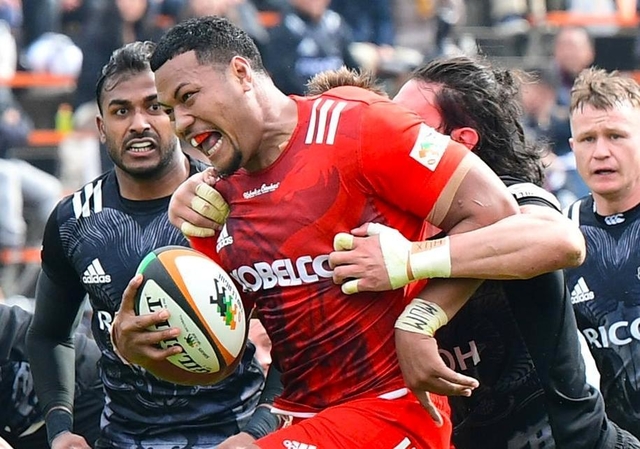 神戸製鋼-リコー　前半、タックルをものともせず前進する神戸製鋼のタウムア・ナエアタ＝ユニバー記念競技場（撮影・秋山亮太）