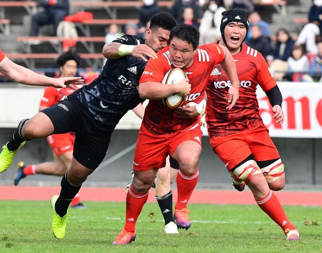 神戸製鋼-リコー　後半、ボールを抱え守備を突破する神戸製鋼の有田隆平＝ユニバー記念競技場（撮影・秋山亮太）