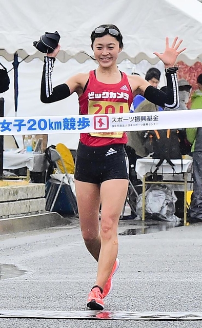 競歩日本選手権　女子２０キロを独走で制した岡田久美子＝神戸市東灘区向洋中９（撮影・中西幸大）