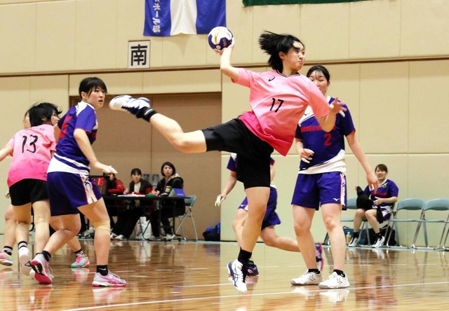 関学大-武庫川女大　後半、ポストからシュートを放つ武庫川女子大の田中＝神戸市中央区、市立中央体育館