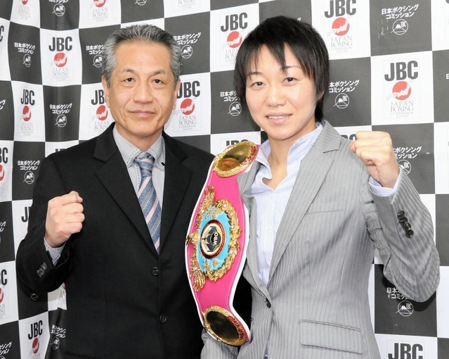 初防衛戦へ意気込む世界ボクシング機構（ＷＢＯ）女子アトム級王者の岩川美花（右）と高砂ジムの山下忠則会長＝大阪市中央区備後町１、日本ボクシングコミッション関西事務局
