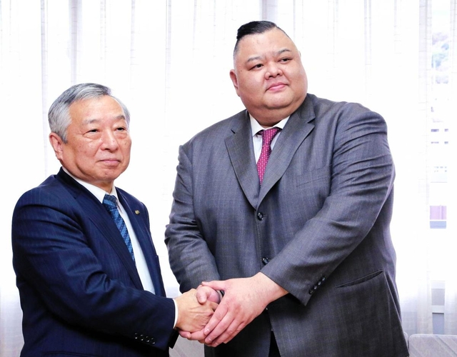 荒木副知事を表敬訪問した田子ノ浦親方＝１７日午後、兵庫県庁