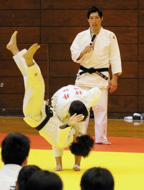 子どもたちの技にアドバイスを送る篠原信一さん（奧）