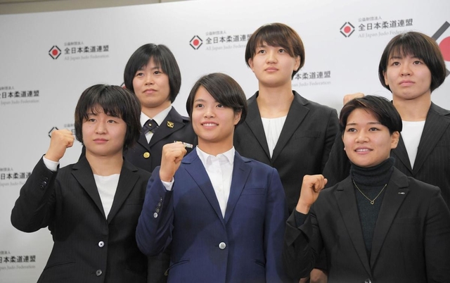 五輪代表に内定した女子52キロ級の阿部詩（前列中央）ら＝東京都内（撮影・堀内翔）