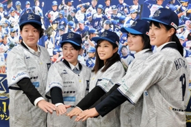 女子プロ野球チームを昨季限りで退団した前田桜茄（中央）ら、兵庫の女子チームに新加入する５選手＝三田市のさんだ市民センター