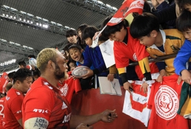 神戸製鋼の中島イシレリ（手前）らにサインを求める子どもたち＝１月２６日、神戸市兵庫区、ノエビアスタジアム神戸
