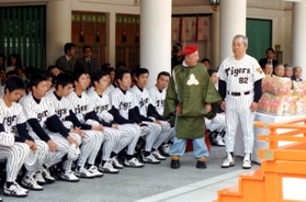 阪神タイガースの監督として必勝祈願で西宮神社を訪れた野村克也さん＝１９９９年３月、西宮市社家町
