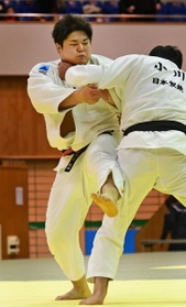 県選手権決勝　延長の末に小川竜昂に優勢勝ちし、初優勝を飾った田中源大（左）＝いずれも撮影・秋山亮太
