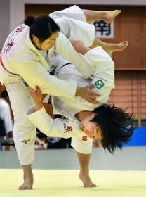 県女子選手権決勝　前回覇者の荒木穂乃佳（左）に勝ち、初制覇した桑形萌花