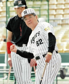 新庄剛志を指導する野村克也監督＝西宮市の甲子園球場