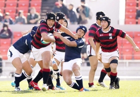 縦横無尽に走ってトライを量産し、大会史上最多の１６２点を挙げた報徳フィフティーン＝大阪府東大阪市、花園ラグビー場（撮影・吉田敦史）