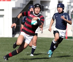 報徳-山形中央　前半、８０メートルを独走する報徳のＦＢ山田（中央手前）＝大阪府東大阪市、花園ラグビー場（撮影・吉田敦史）