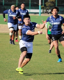 約１年２カ月ぶりの公式戦出場へ意気込む神戸製鋼のＣＴＢ重（中央）＝神戸市東灘区、神鋼灘浜グラウンド