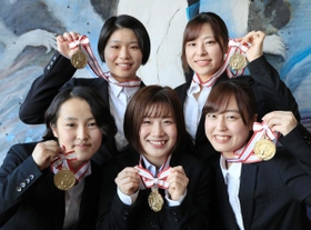 なぎなたの全日本学生選手権団体で優勝した神戸松蔭女大の（左上から時計回りに）高田彩、冨田明日花、滝口理子、園田茉央、三浦日香梨
