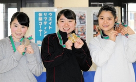 女子４９キロ級で優勝した西浦実桜（中央）、２位の羽藤美優（左）、３位の中山華恵