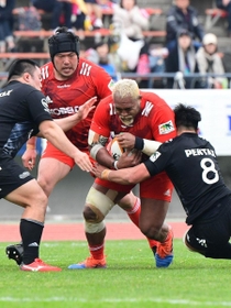 タックルを受けながらも前へと突き進む神戸製鋼コベルコスティラーズの中島イシレリ＝ユニバー記念競技場（撮影・秋山亮太）