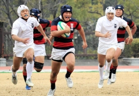 天理－関学　後半、自陣深くから独走しトライを決める関学のＳＯ高見（中央）＝京都不宇治市、山城総合運動公園