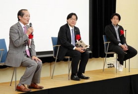 討議する（左から）山口泰雄さん、道谷卓さん、岩田茂太さん＝神戸市中央区、ニチイ学館