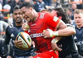 神戸製鋼-リコー　前半、タックルをものともせず前進する神戸製鋼のタウムア・ナエアタ＝ユニバー記念競技場（撮影・秋山亮太）