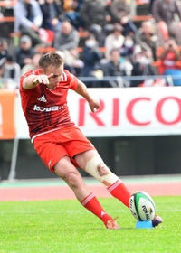 神戸製鋼-リコー　前半、神戸製鋼のヘイデン・パーカーがペナルティーゴールを決めリコーを引き離す＝ユニバー記念競技場（撮影・秋山亮太）