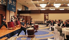 和太鼓部の演奏で盛り上がった流通科学大バスケットボール部の式典＝神戸市中央区の神戸メリケンパークオリエンタルホテル