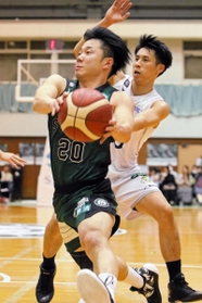 西宮-信州　第４クォーター、ドリブルで攻め込む西宮・岸田＝２０２０年２月１５日、西宮市立中央体育館（Ｃ）B.LEAGUE