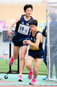 ２連覇を飾った男子の大池。２区小栗碧人（左）から３区中尾香輝へのたすきリレー
