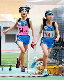 ４年ぶり２度目の頂点に立った女子の姫路灘。３区笠松世那（左）から４区渡辺晴香にたすきをつなぐ