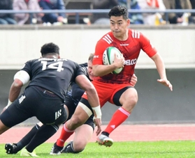 神戸製鋼－リコー　前半、タックルをかわす神戸製鋼の林（撮影・秋山亮太）