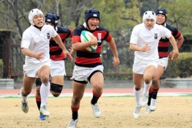 天理－関学　後半、自陣深くから独走しトライを決める関学のＳＯ高見（中央）