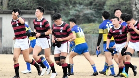 報徳－京都成章　１回戦で敗れ、肩を落とす報徳フィフティーン