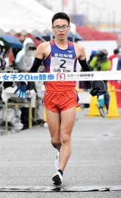 男子２０キロを制した山西利和（愛知製鋼）＝撮影・中西幸大