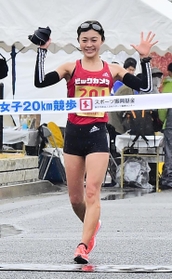 競歩日本選手権　女子２０キロを独走で制した岡田久美子＝神戸市東灘区向洋中９（撮影・中西幸大）