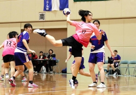 関学大-武庫川女大　後半、ポストからシュートを放つ武庫川女子大の田中＝神戸市中央区、市立中央体育館