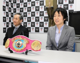 初防衛戦が決まり、会見する世界ボクシング機構（ＷＢＯ）女子アトム級王者の岩川美花（右）と高砂ジムの山下忠則会長＝大阪市中央区備後町１、日本ボクシングコミッション関西事務局
