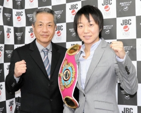 初防衛戦へ意気込む世界ボクシング機構（ＷＢＯ）女子アトム級王者の岩川美花（右）と高砂ジムの山下忠則会長＝大阪市中央区備後町１、日本ボクシングコミッション関西事務局